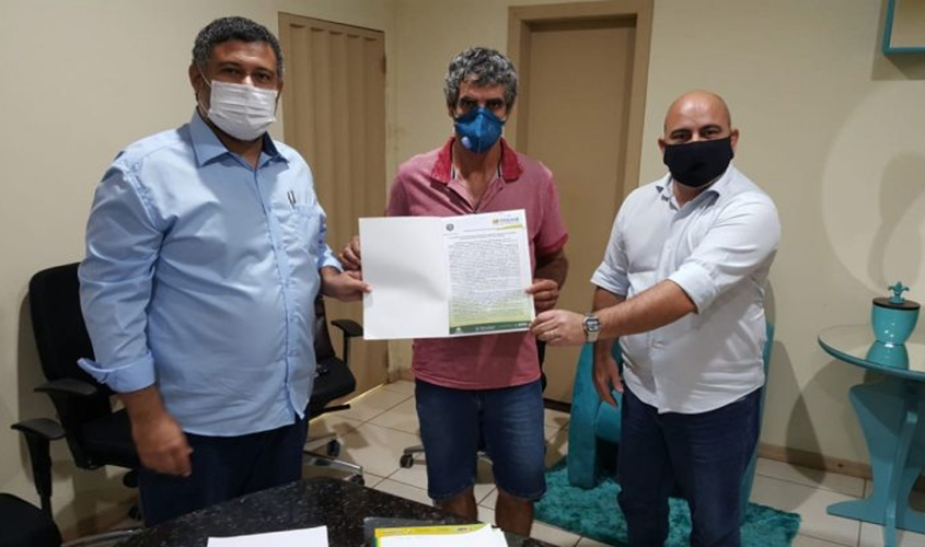 Governo entrega 300 títulos urbanos para população em Rolim de Moura