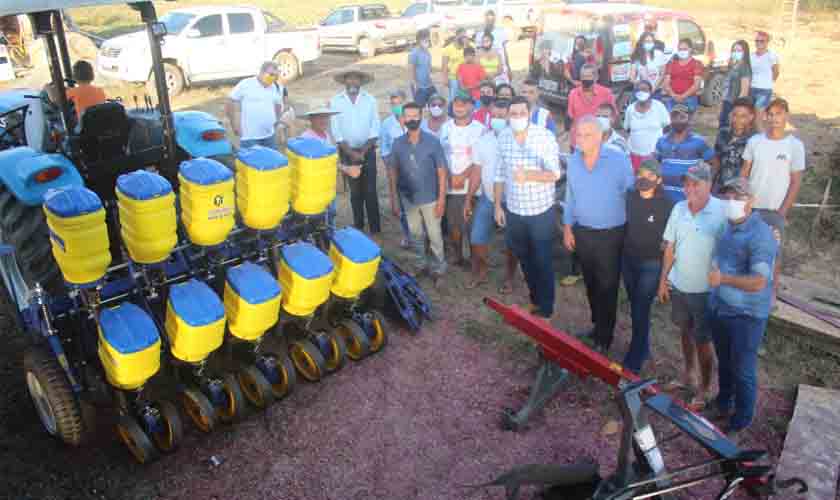 Adelino Follador participa de entrega de equipamentos agrícolas para a APRONA