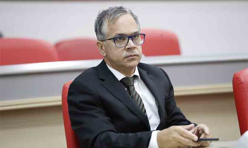 Partido quer que deputado “aprontão” seja submetido a uma junta médica psiquiátrica