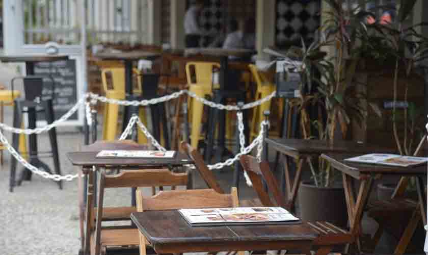 Hotéis e restaurantes têm queda histórica de 44% no faturamento e 397 mil de empregos perdidos. Setor prevê recuperação plena somente em 2023