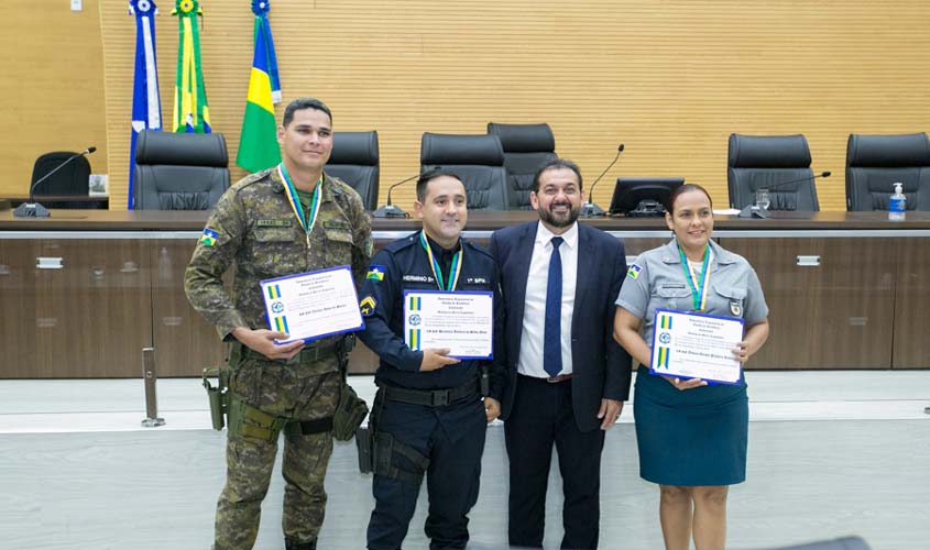 Parlamentar entrega Medalha do Mérito Legislativo a policiais militares