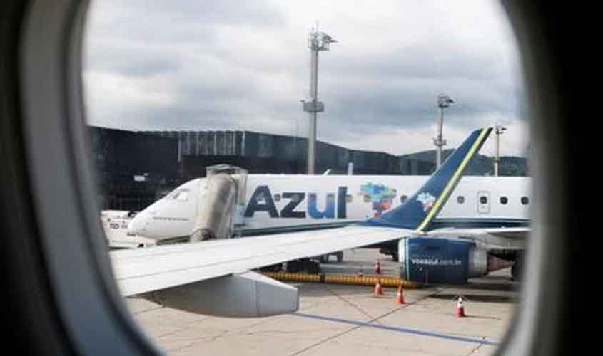 Inadimplente, Azul tenta barrar interrupção em fornecimento de combustível