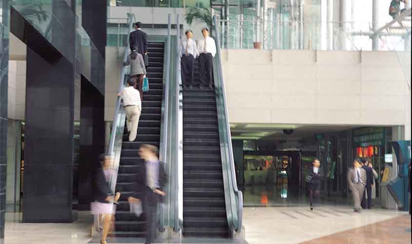 Loja de calçados indenizará vendedora que transportava valores dentro de shopping