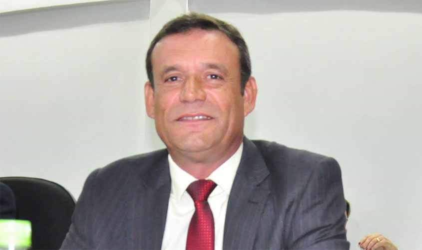 Prefeito cede ao vereador Carlos Suchi e nomeia secretário de trânsito