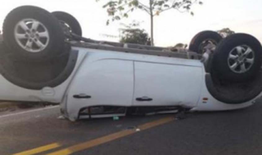 Caminhonete capota na BR-364 com família que seguia para o Acre