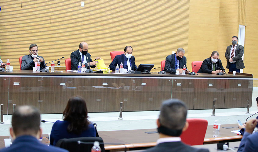 Deputados aprovam projetos do Governo e também rejeitam matérias