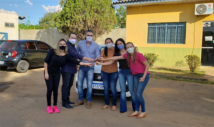 Alex Redano participa da entrega de veículo para atender as agroindústrias de Ariquemes