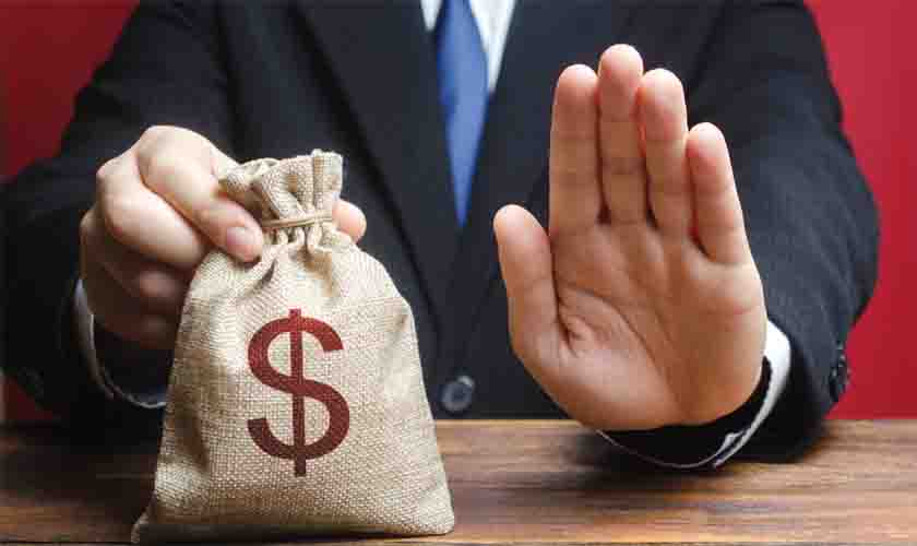 Requisito de idade impede que bancária receba prêmio por desligamento