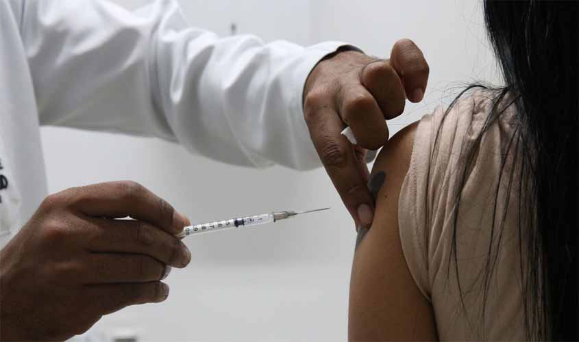 'Doses de reforço contra covid-19 salvam vidas', diz especialista