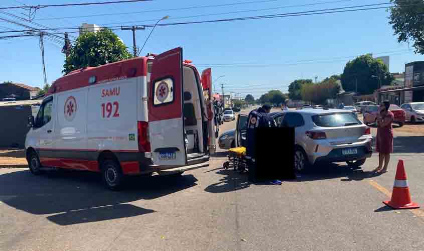 Motorista idoso fica ferido após ser atingido por carro que avançou a preferencial na capital