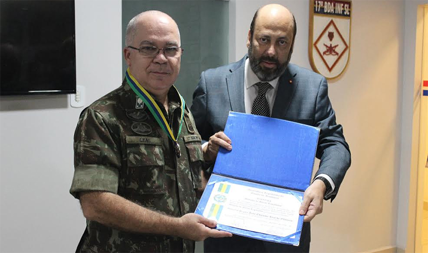 General Leal, comandante da 17ª Brigada de Infantaria de Selva, homenageado com a Medalha do Mérito Legislativo