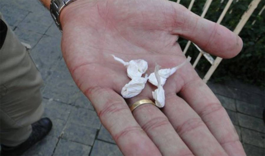Durante perseguição da polícia, homem tenta engolir papelotes com cocaína para proteger traficante