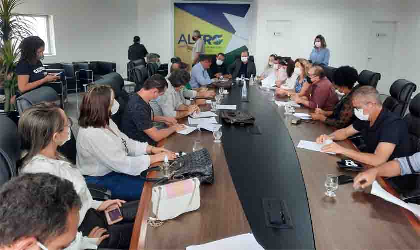 Deputado Cirone Deiró se reúne com sindicatos, que pedem acesso à discussão da reforma da previdência