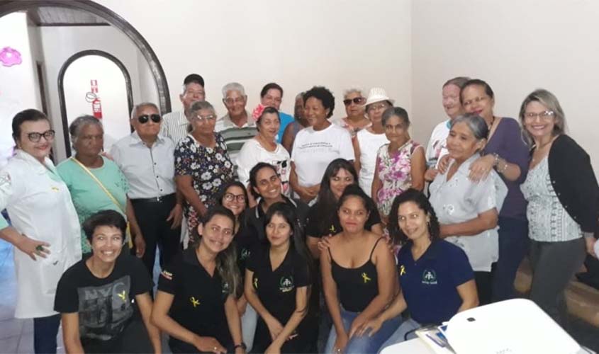 Cras Elizabeth Paranhos discute depressão com grupo da 3ª idade