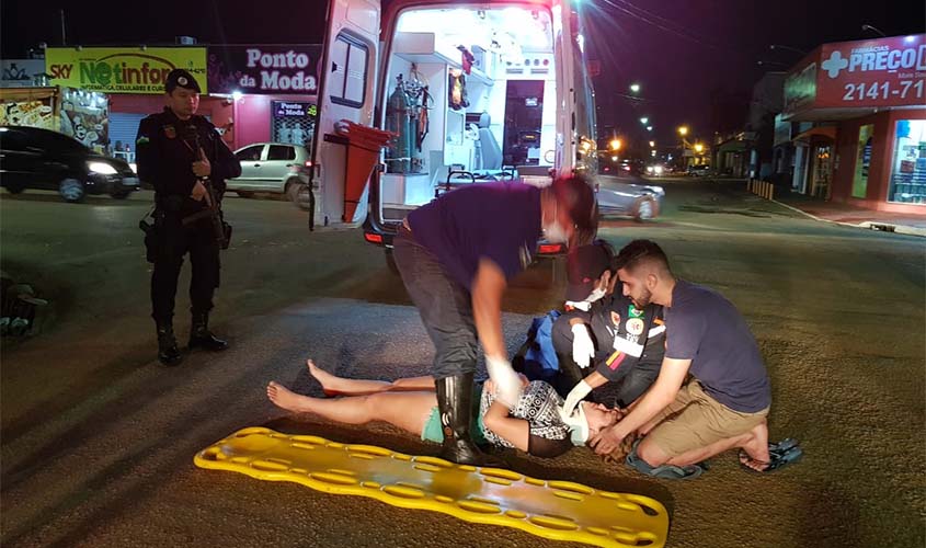 Colisão entre motos em cruzamento deixa passageira ferida