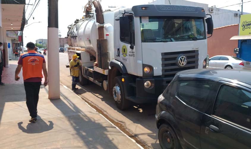 Prefeitura faz limpeza de bueiros após temporal