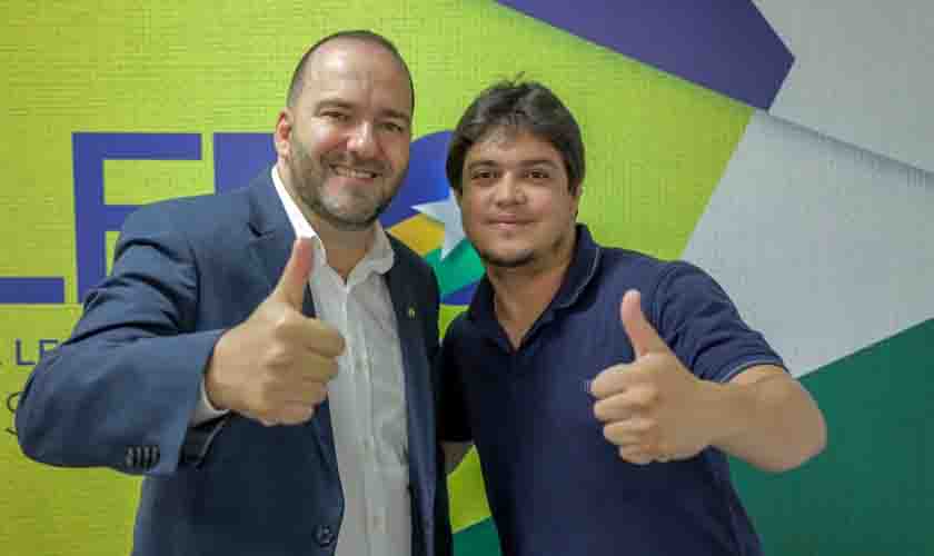 Presidente Alex Redano recebe pedido de emenda do vereador Rai Ferreira, para melhoria na escola João Ribeiro, na capital