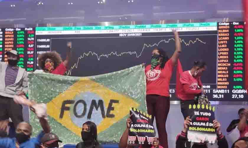 Movimentos sociais ocupam sede da Bolsa de Valores em São Paulo contra o desemprego e a inflação