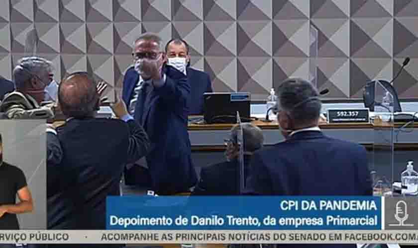 Senadores trocam ofensas e palavrões e precisam ser separados em sessão da CPI (vídeo)