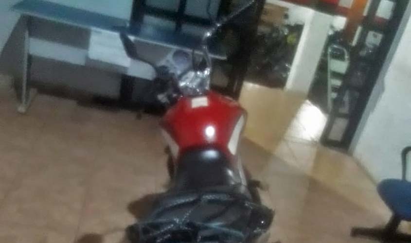 Motocicleta é furtada e suspeito preso minutos após o crime 
