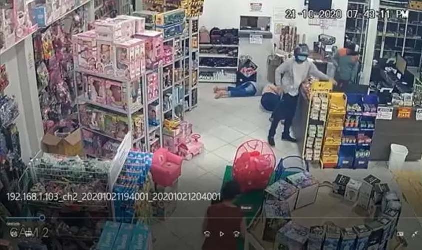 Dupla assalta loja e leva mais de R$ 5 mil em dinheiro