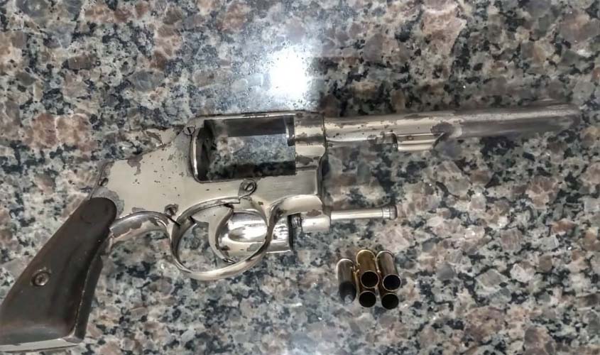 Homem é preso em flagrante portando arma de fogo
