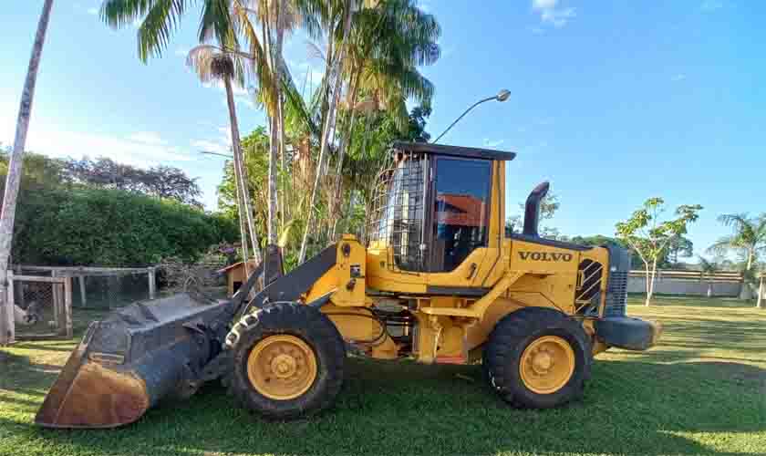 Pá carregadeira é furtada do pátio da Semagric em Extrema