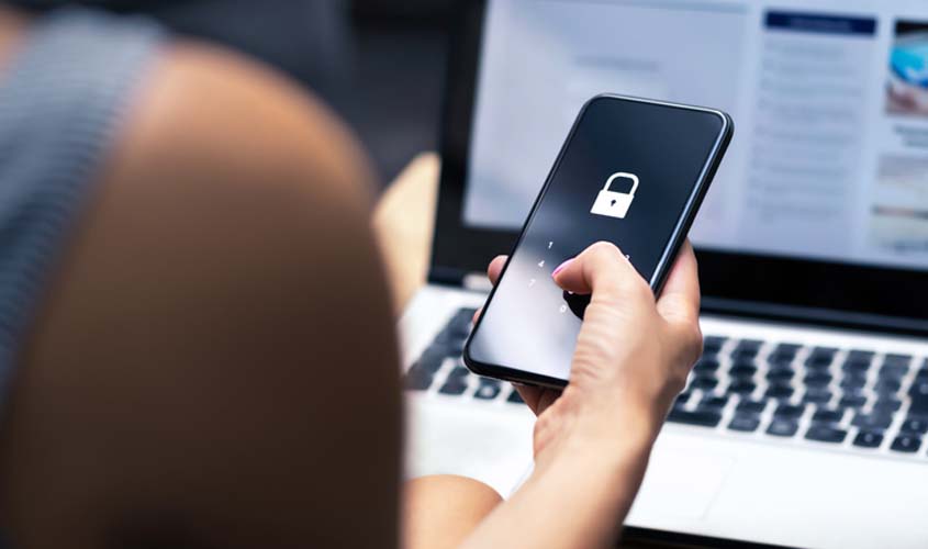 Locadora deve reverter justa causa de vendedora por falta de provas