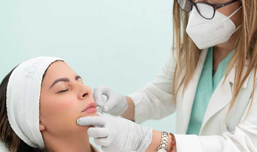 Cuidados com a pele do rosto durante a recuperação de procedimentos estéticos