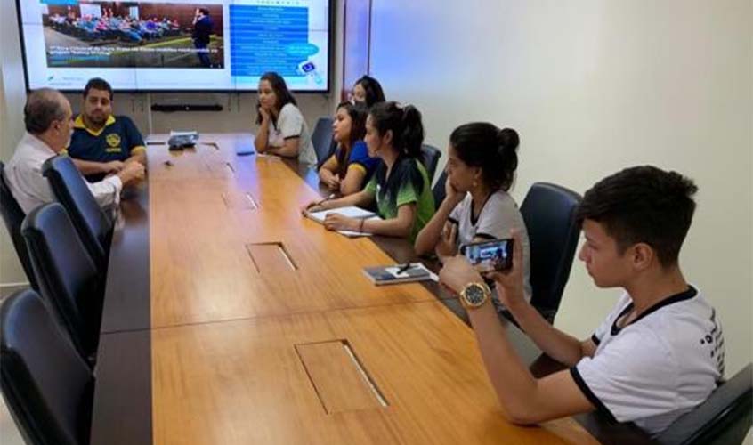 Estudantes entrevistam o presidente do TJRO em pesquisa sobre o Poder Judiciário