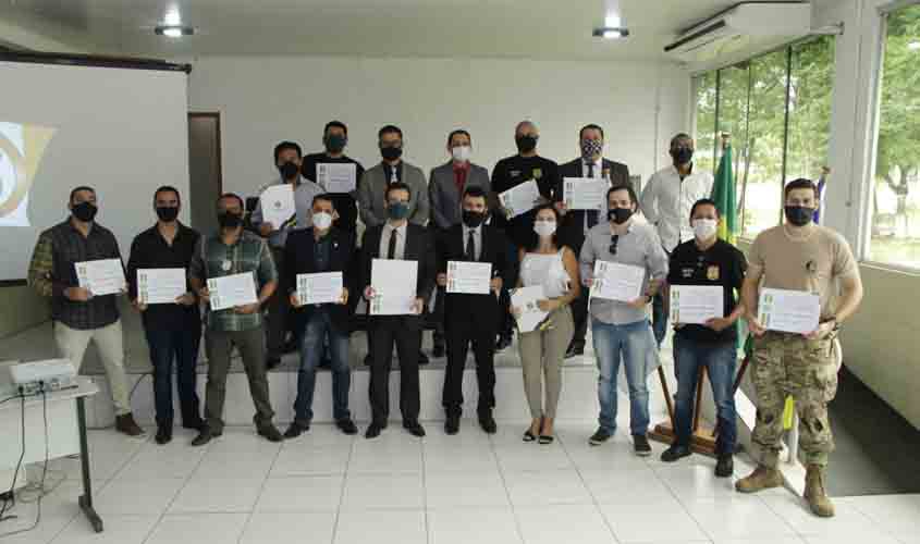 Deputado Anderson Pereira entrega Voto de Louvor a profissionais da DRACO