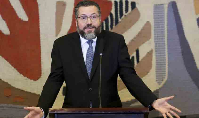 Ernesto Araújo ataca quem duvida do uso da cloroquina contra covid-19