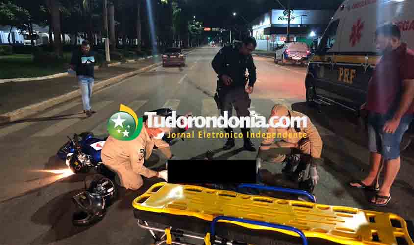 Motorista avança sinal vermelho e causa grave acidente com motociclista na Jorge Teixeira