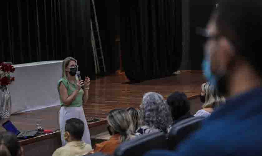 Diretores e gerentes participam de reunião de balanço e planejamento para a Educação em 2022