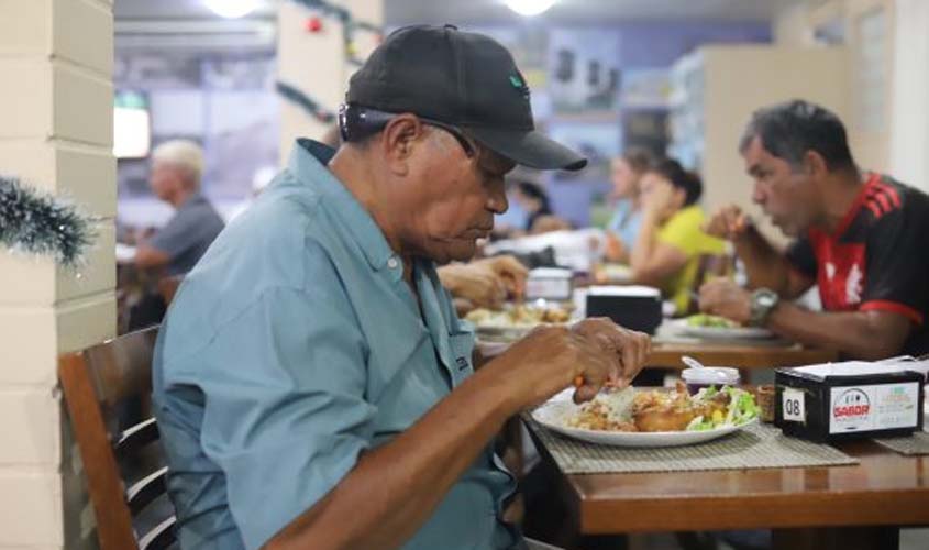 Almoço especial de Natal é servido aos beneficiários do programa 'Prato Fácil', nesta sexta-feira
