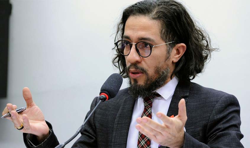 Reeleito para o terceiro mandato, Jean Wyllys anuncia desistência da vaga