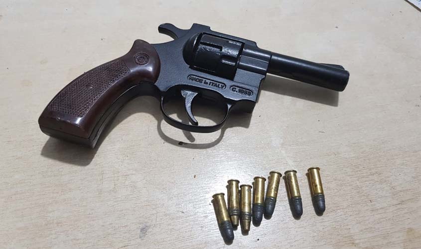 Menores são apreendidos com revólver e impedidos de praticar roubos na capital