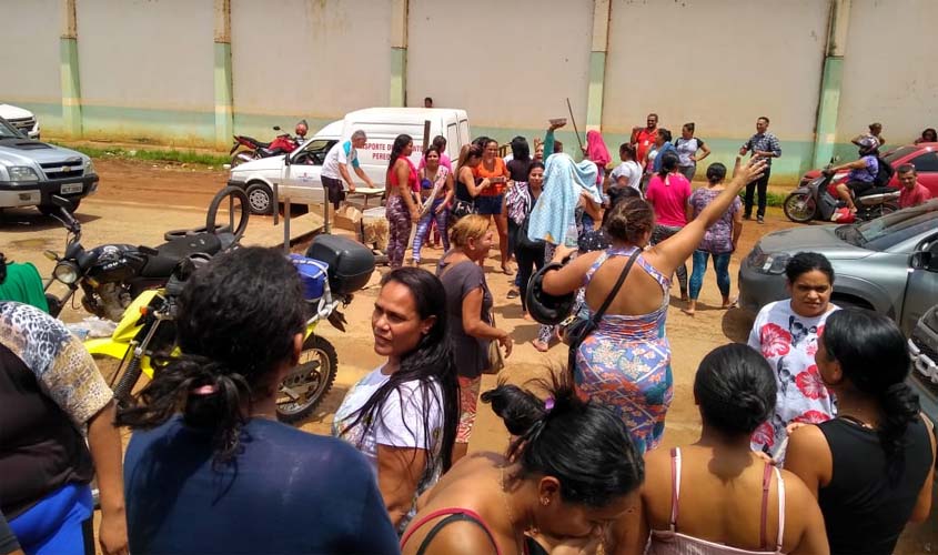 Famílias de presos bloqueiam Estrada da Penal e clima no presídio Urso Branco é tenso