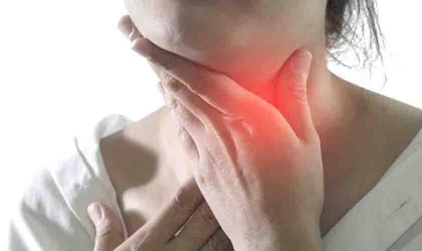 Estou com a garganta coçando, é Covid-19?