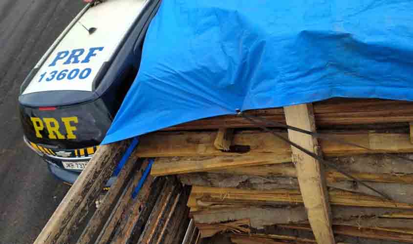 Em Porto Velho/RO, PRF identifica transporte irregular de madeira