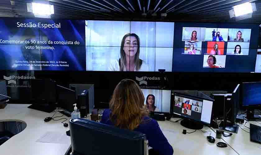 Após 90 anos com acesso ao voto, mulheres cobram o direito de serem votadas