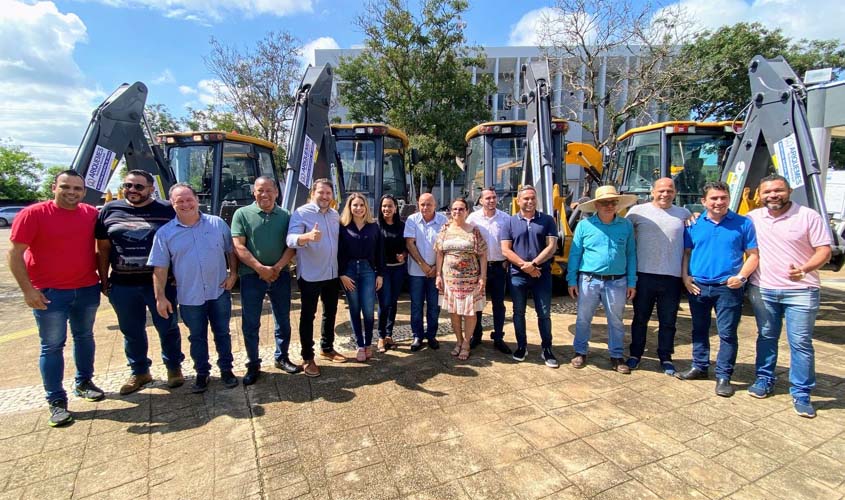 Deputado Alex Redano elogia ação do Governo do Estado durante entrega de maquinários novos