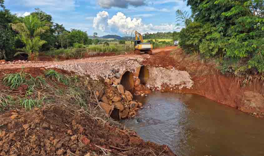 Governo de RO instala tubos de aço e libera tráfego na RO-383