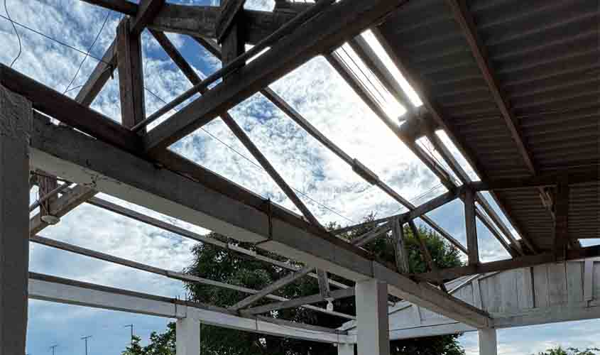 Presidente Alex Redano solicita instalação de telhado no 2º BPM em Alvorada do Oeste