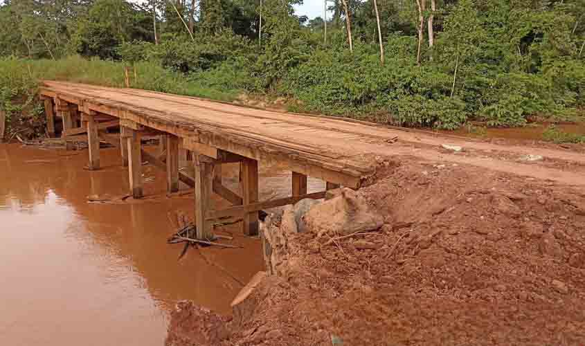Manutenção emergencial em ponte de madeira na RO-490, é realizada pelo governo de RO