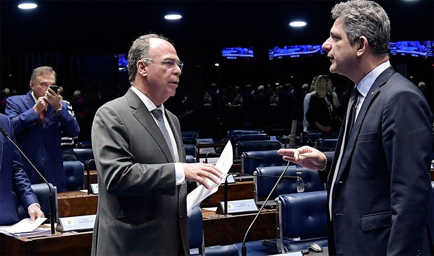 Após críticas do Congresso, MP que permitia suspender salários será alterada