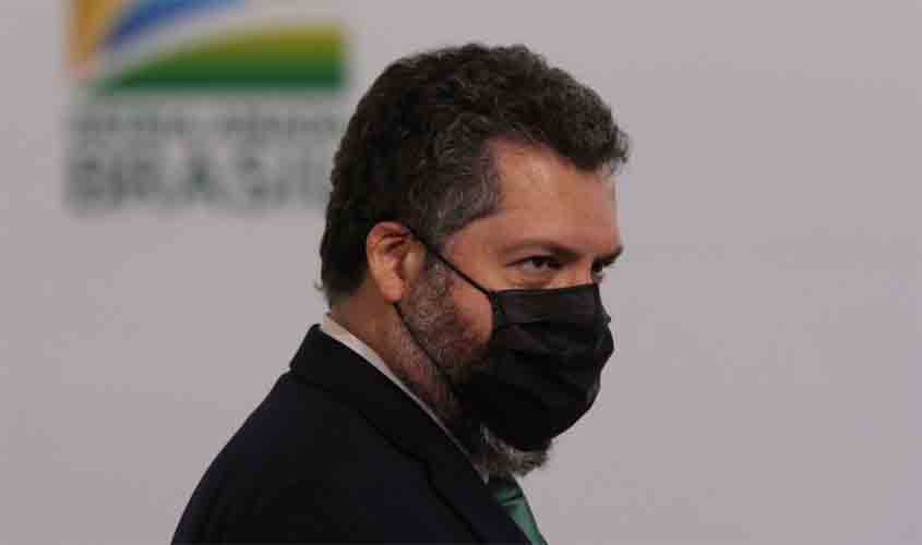 Araújo anuncia chegada de IFA para 32 milhões de doses de vacina