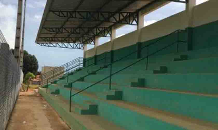 Arquibancada é construída no Estádio Municipal de Buritis