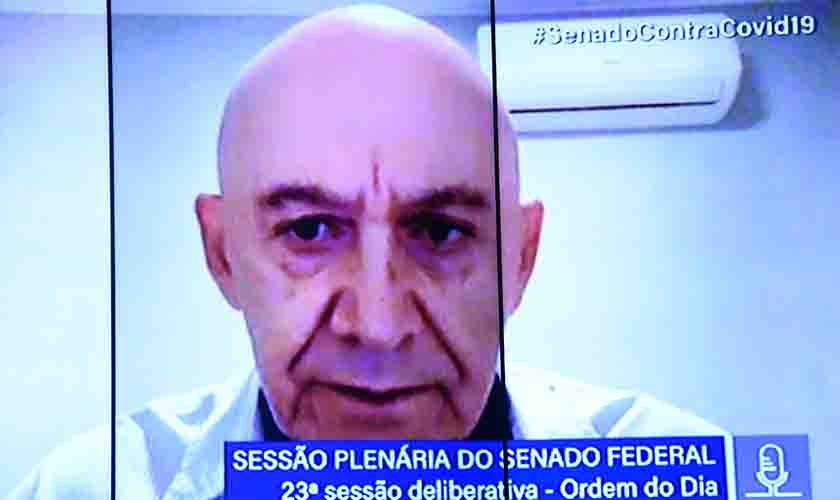 Confúcio Moura critica a liberação do uso de máscaras em ambientes fechados