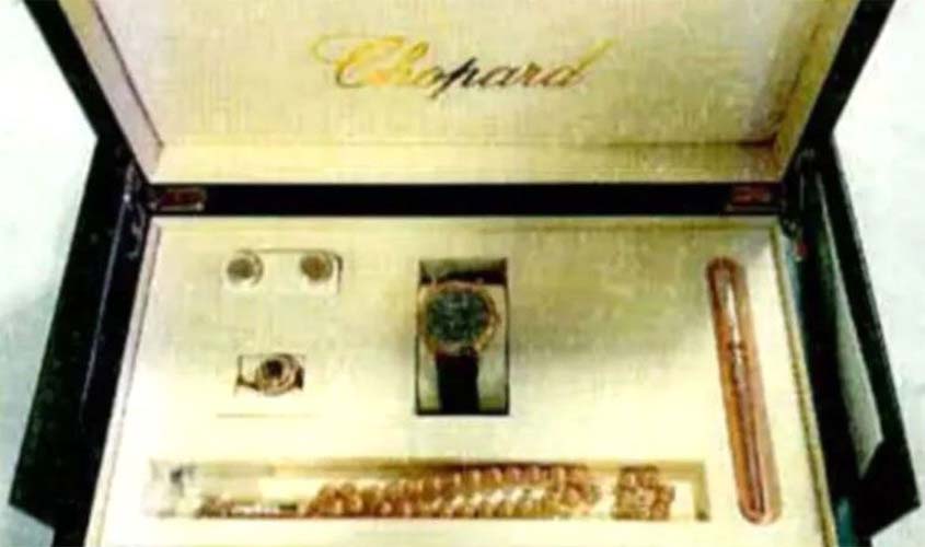 Bolsonaro devolve joias e armas presenteadas pelo governo saudita